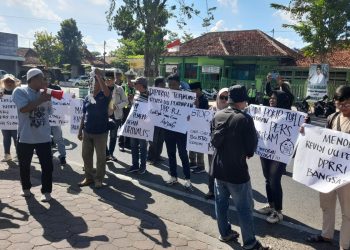 Puluhan Jurnalis di Pamekasan Gelar Demo Tolak RUU Penyiaran Dianggap "Bunuh" Kebebasan Pers 1 Jurnalis di Pamekasan.