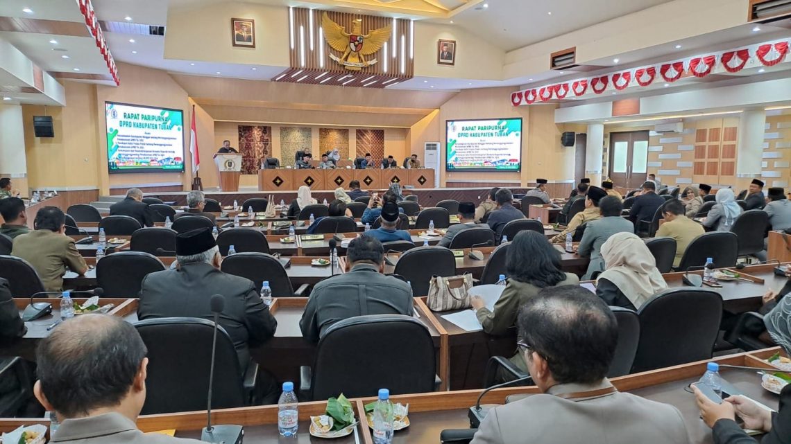 2 Jam Rapat Paripurna, Anggota Dewan Mewarnai Persetujuan LPj Bupati Tuban 2023 dengan Gimmick 1 Bupati Tuban.