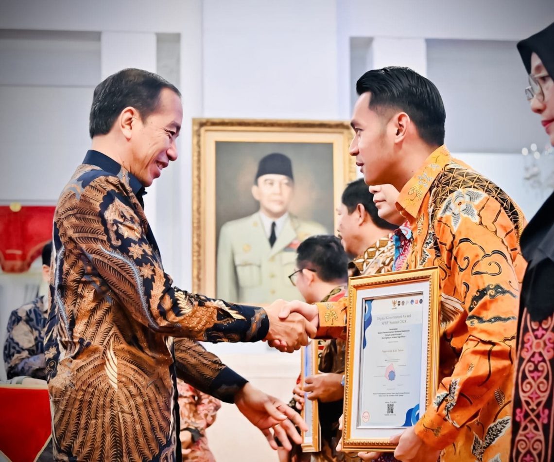 Bupati Tuban Terima Penghargaan dari Jokowi, Raih Prestasi Pemerintah Daerah dengan Penerapan SPBE Terbaik 1 Bupati Tuban.