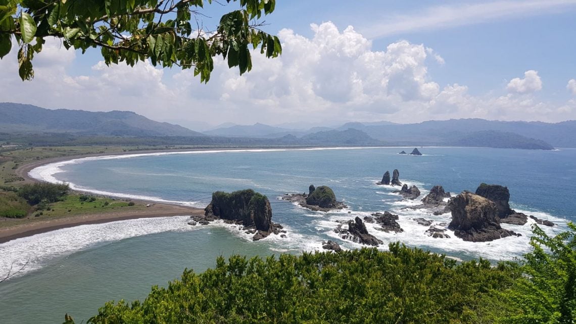 Healing Tipis-Tipis di Teluk Love Jember bareng Pasangan, Tak Perlu Jauh ke Korea dan Paris: Ada Spot Gembok Cinta 1 Teluk Love Jember.