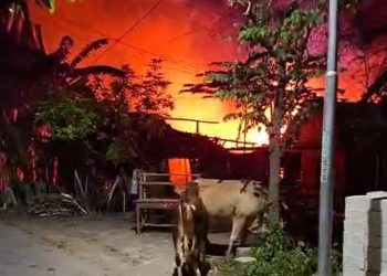 bangunan terbakar.