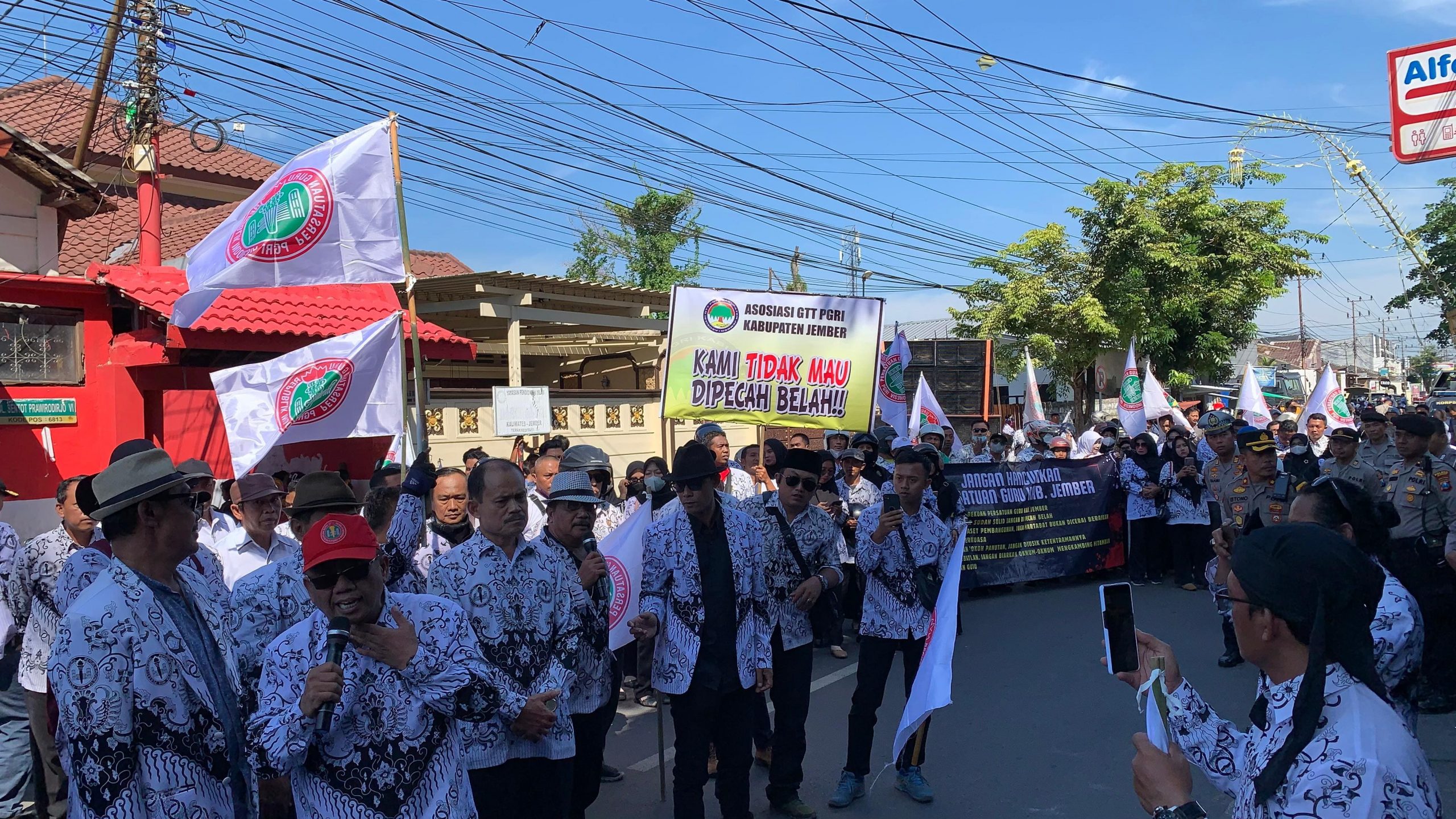 SK Pembekuan PGRI di Jember.