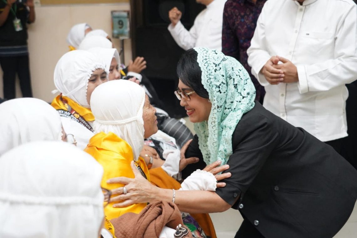 Kuota Bertambah, Kakanwil Bali Berangkatkan Jamaah Haji Kloter 71 di Embarkasi Surabaya 1 Jamaah haji.