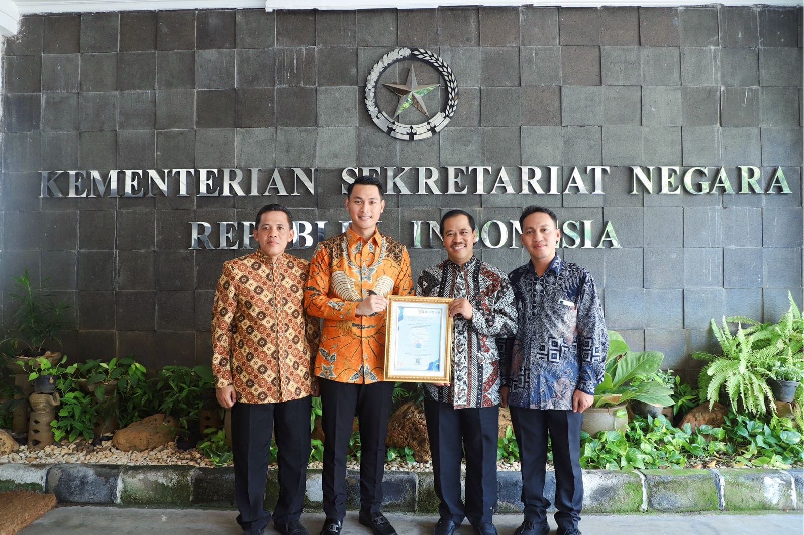 Bupati Tuban Terima Penghargaan dari Jokowi, Raih Prestasi Pemerintah Daerah dengan Penerapan SPBE Terbaik 2 Penghargaan Bupati Tuban.