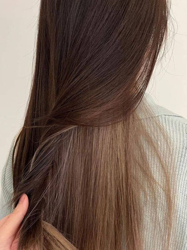 5 Inspirasi Warna Rambut Coklat Karamel untuk Wanita Kekinian 2024, Kulit Sawo Matang Tetap Tampil Cantik dan Elegan 5 Warna rambut coklat karamel wanita.