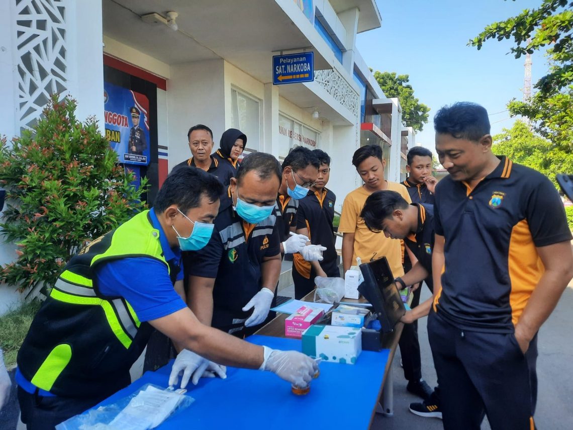 Tes Urine Mendadak, Anggota Satreskoba Polres Tuban Deteksi Dini Narkoba di Kalangan Polisi 1 Tes urine.