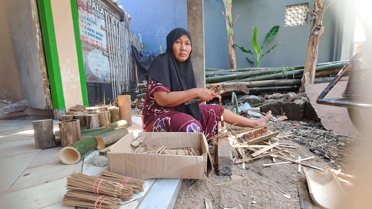 Kampung pembuat tusuk sate di Tuban.