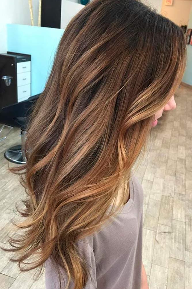 5 Inspirasi Warna Rambut Coklat Karamel untuk Wanita Kekinian 2024, Kulit Sawo Matang Tetap Tampil Cantik dan Elegan 4 Warna rambut coklat karamel wanita 2024.