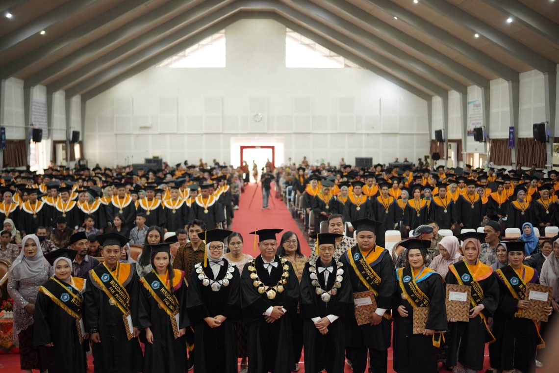 301 Mahasiswa Berbagai Prodi Diwisuda