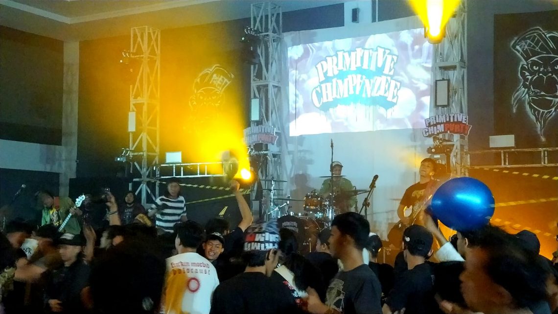 Berkostum Nyentrik, Primitive Chimpanzee Guncang Malang Creative Center 5 Primitive Chimpanzee