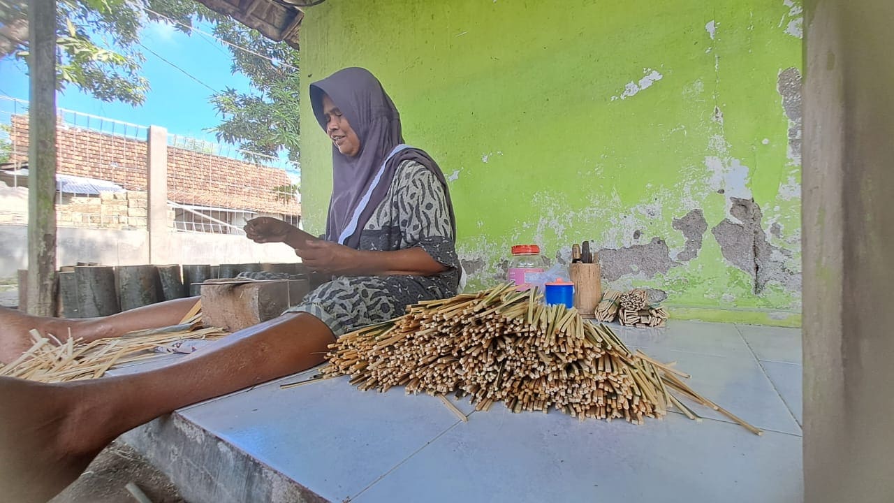 Kampung pembuat tusuk sate.