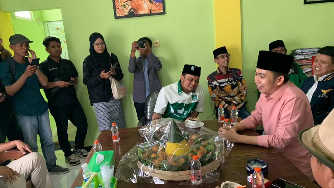 Datangi DPC PKB Jember Jelang Pilkada 2024, Gus Fawait Beserta Rombongan Membawa Tumpeng 1 Gus Fawait.
