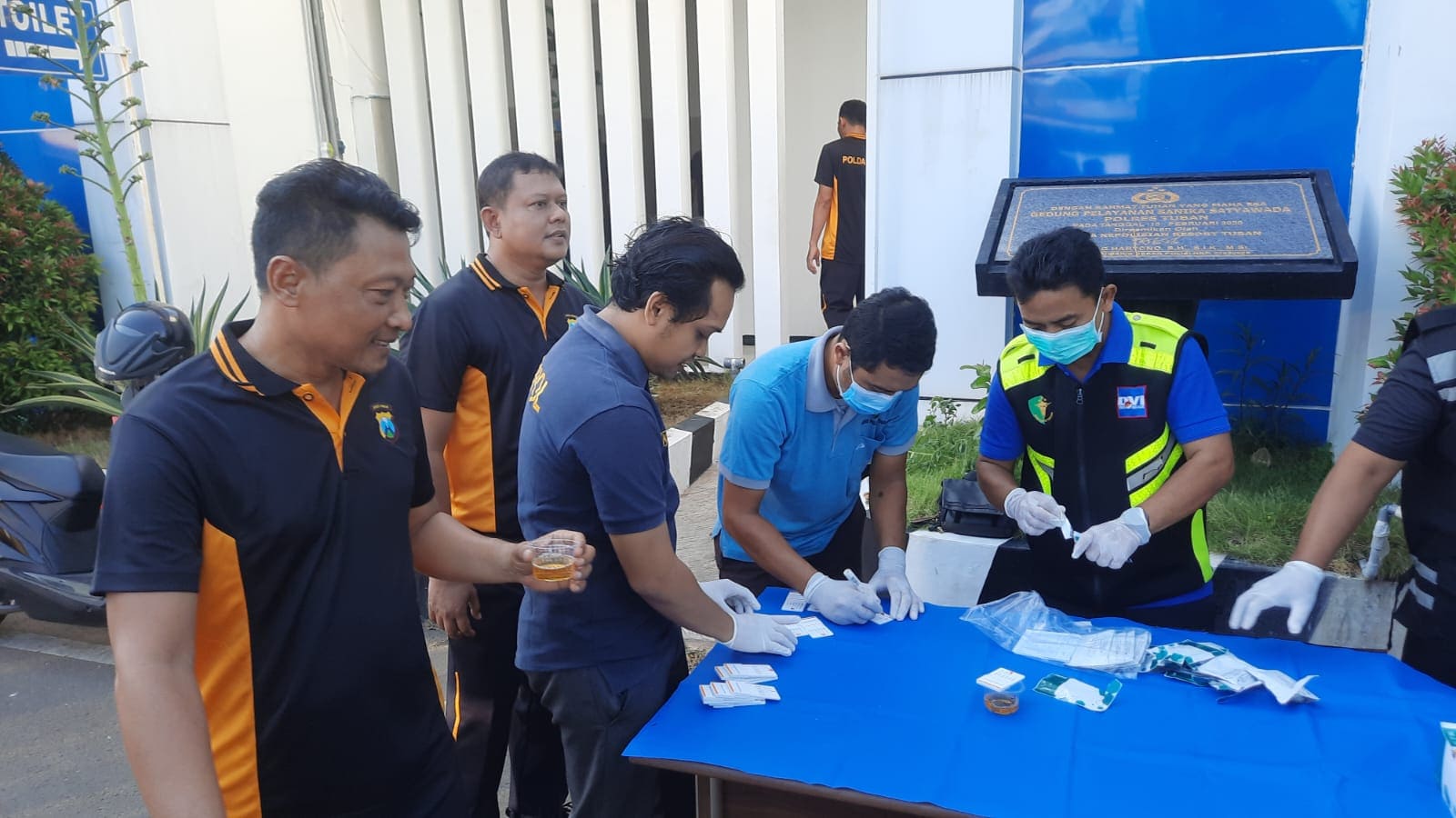 Tes Urine Mendadak, Anggota Satreskoba Polres Tuban Deteksi Dini Narkoba di Kalangan Polisi 2 Tes urine Polres Tuban.