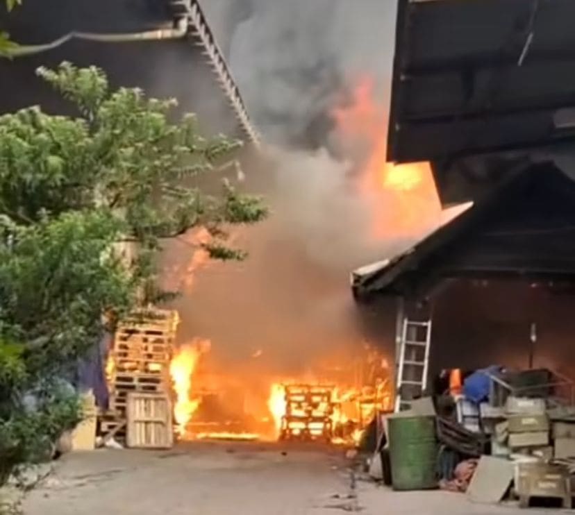 Diduga Korslet, Gudang Percetakan di Surabaya Hangus Terbakar: Pemilik Alami Luka-Luka 1 Gudang percetakan.