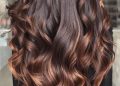 Warna rambut coklat karamel.