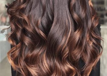 Warna rambut coklat karamel.