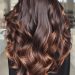 Warna rambut coklat karamel.