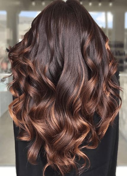5 Inspirasi Warna Rambut Coklat Karamel untuk Wanita Kekinian 2024, Kulit Sawo Matang Tetap Tampil Cantik dan Elegan 1 Warna rambut coklat karamel.