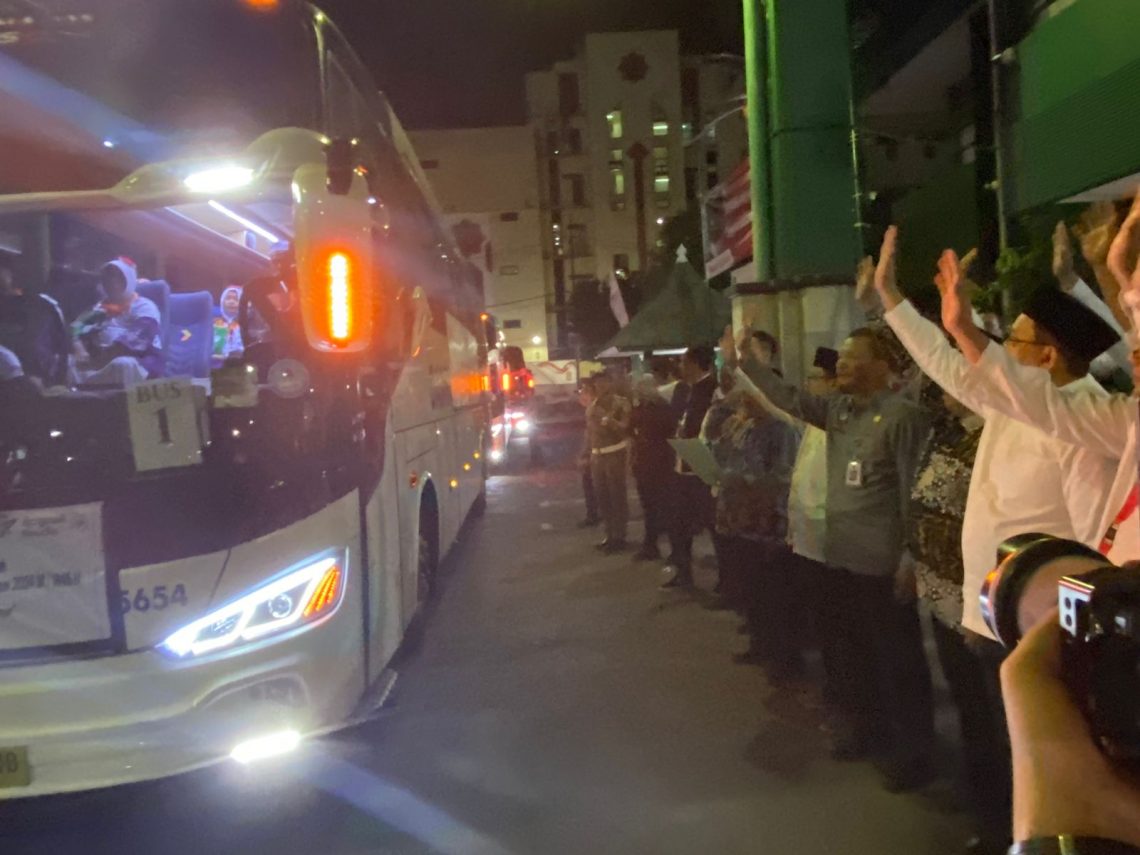 Jemaah Haji Kloter 01 Embarkasi Surabaya Resmi Berangkat ke Arab Saudi 1 Kloter 01