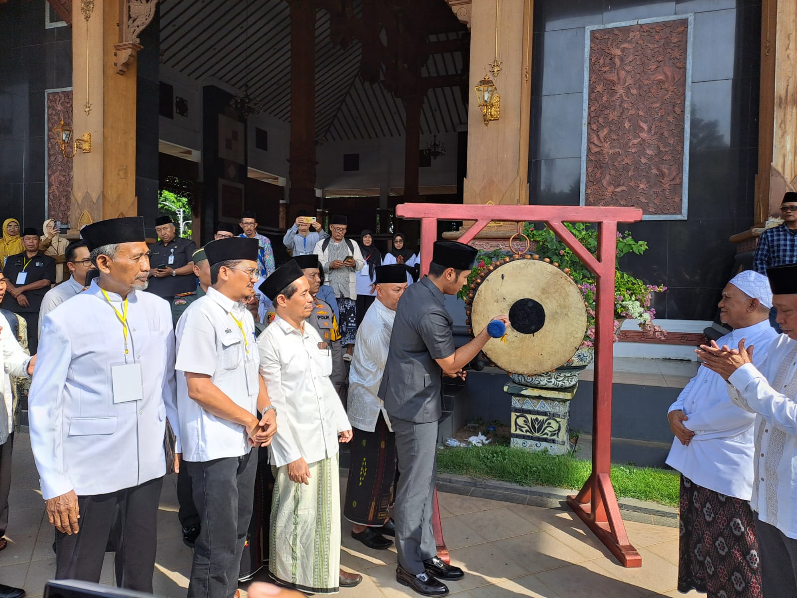 Tangis Haru Iringi Keberangkatan Jemaah Haji Tuban 2 Bupati Tuban 1