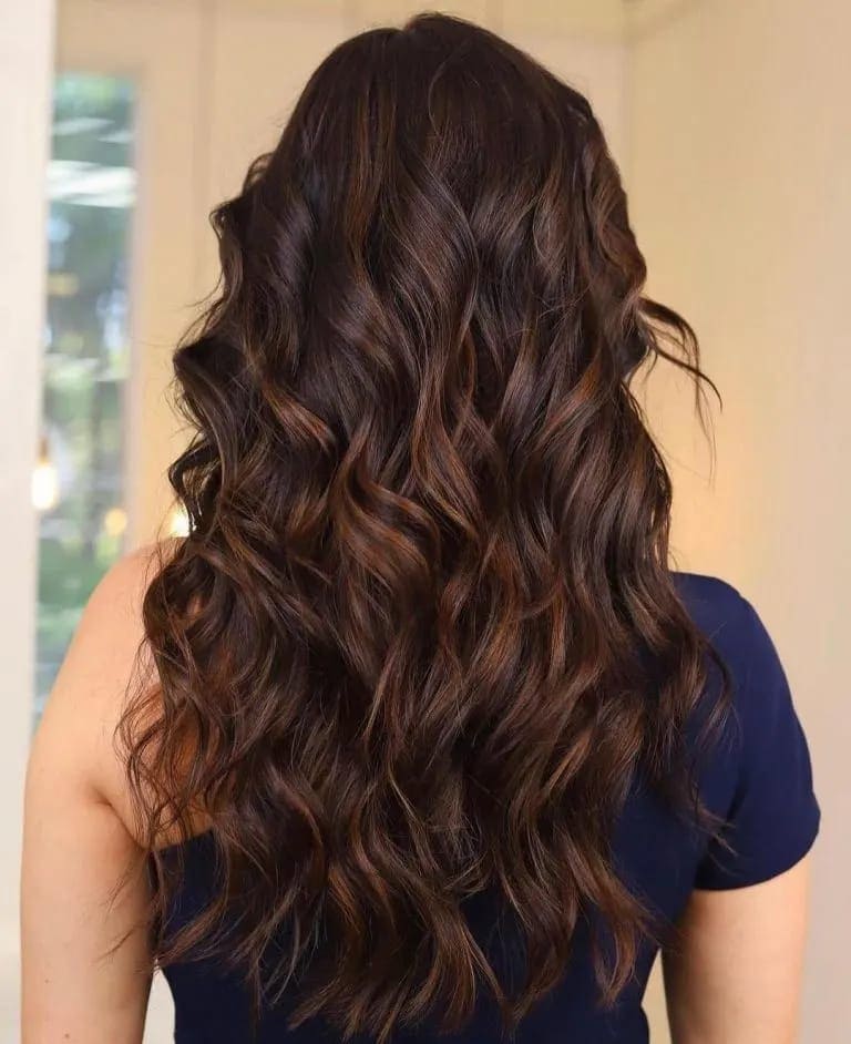 5 Inspirasi Warna Rambut Coklat Karamel untuk Wanita Kekinian 2024, Kulit Sawo Matang Tetap Tampil Cantik dan Elegan 2 Warna rambut coklat karamel terbaru 2024.