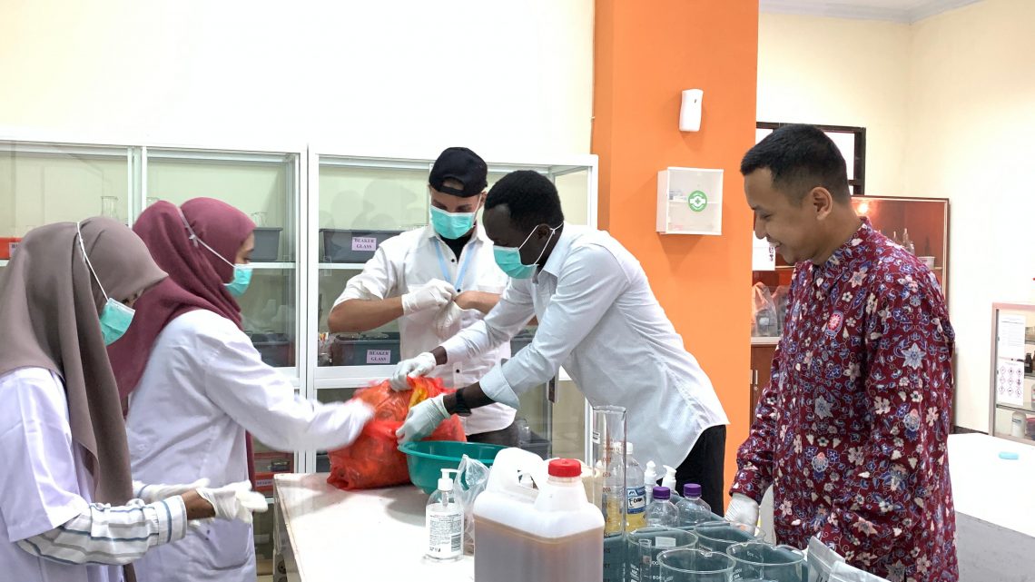 Summer Camp, Mahasiswa Asing asal Yaman dan Chad Belajar Bikin Ekoenzim di Unmuh Jember 1 Unmuh Jember.