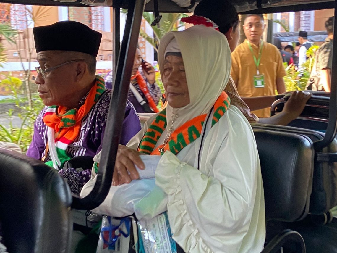 Kisah Lansia Penjual Salak asal Bojonegoro, Jual Sawah untuk Naik Haji 2024 1 Penjual salak.