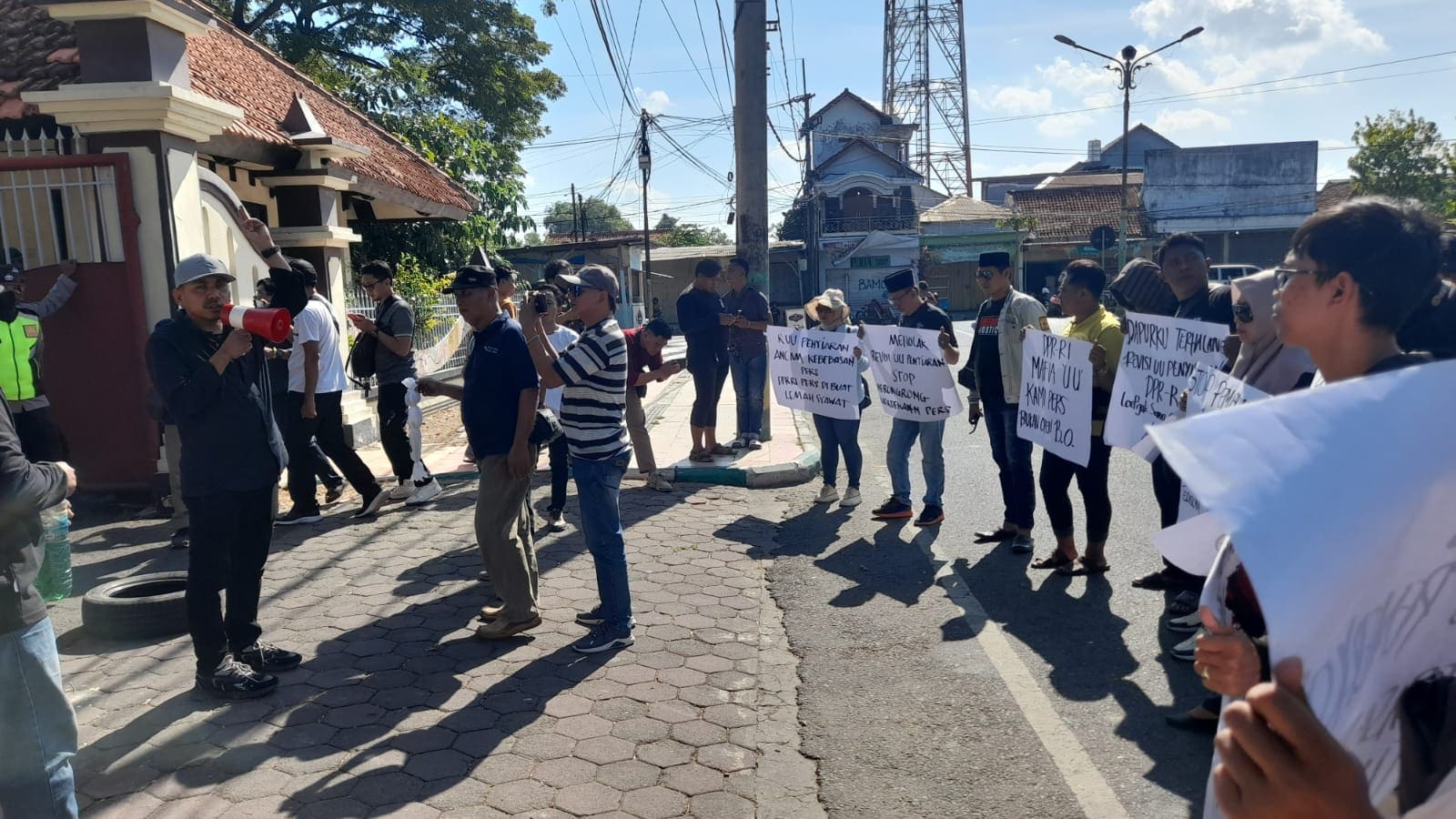 Puluhan Jurnalis di Pamekasan Gelar Demo Tolak RUU Penyiaran Dianggap "Bunuh" Kebebasan Pers 2 Demo jurnalis di Pamekasan.