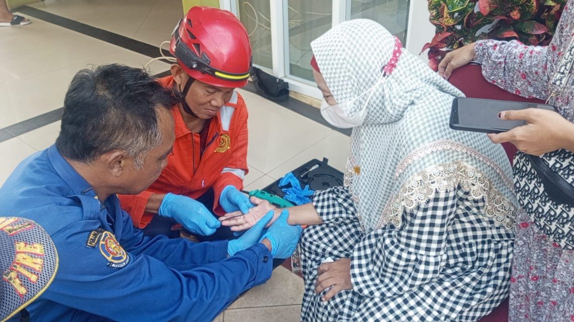 Jari Pasien RSUD dr R Koesma Terjebak Cincin, Tim Damkar Tuban Kembali Sat Set Evakuasi 1 Jari pasien.