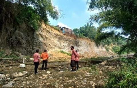 Posko Bencana Longsor di Ngembeh Mojokerto Masih Siaga, Warga Manfaatkan untuk Singgah 1 Longsor di Ngembeh.