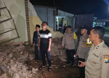 Anak kandung.