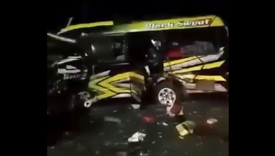 Kronologi Kecelakaan Beruntun di Jember, Libatkan Tiga Mobil hingga Dua Orang Tewas 1 Kecelakaan beruntun.