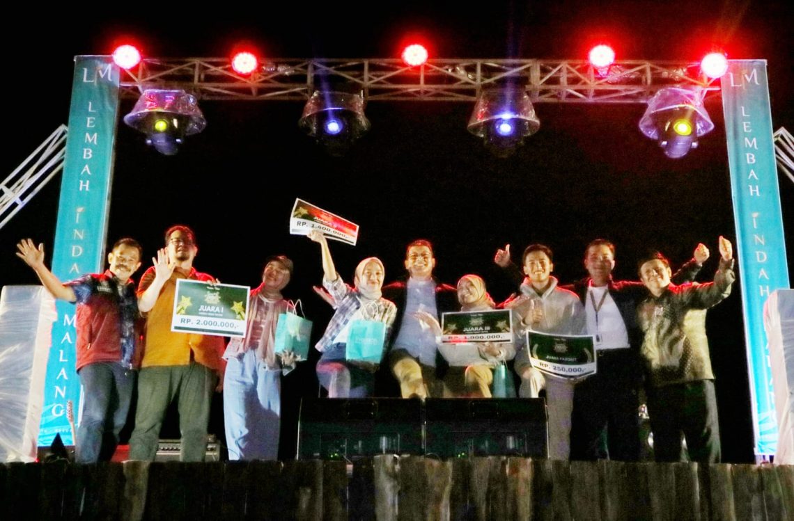 Wakil Bupati Malang H. Didik Gatot Subroto menyerahkan hadiah kepada pemenang lomba tiktok GLL/ Foto: Rubianto