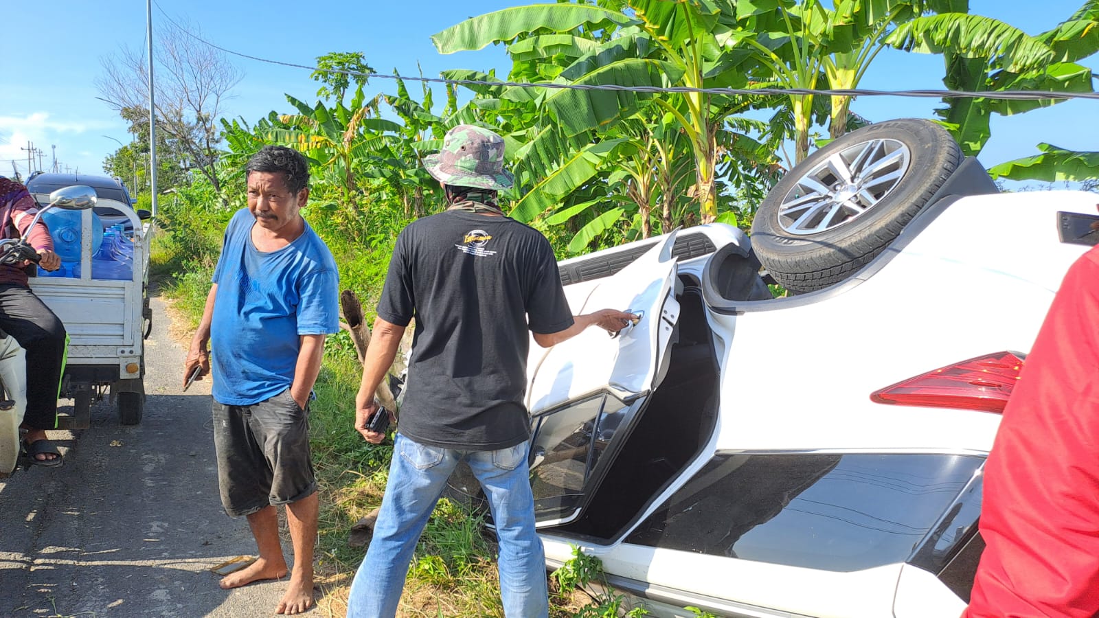 Mobil Toyota Fortuner Terbalik dan Masuk Sungai di Tuban 3 masuk parit 1