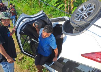 Mobil terbalik