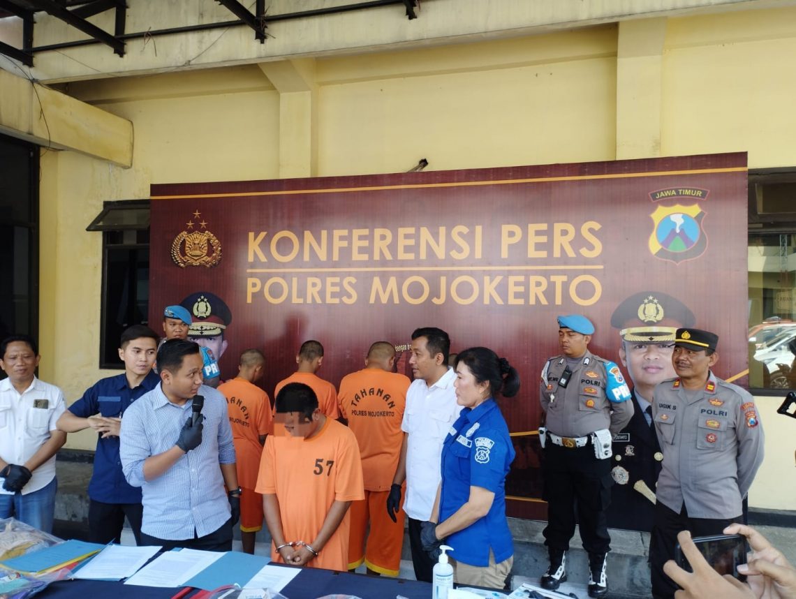 pencuri baliho