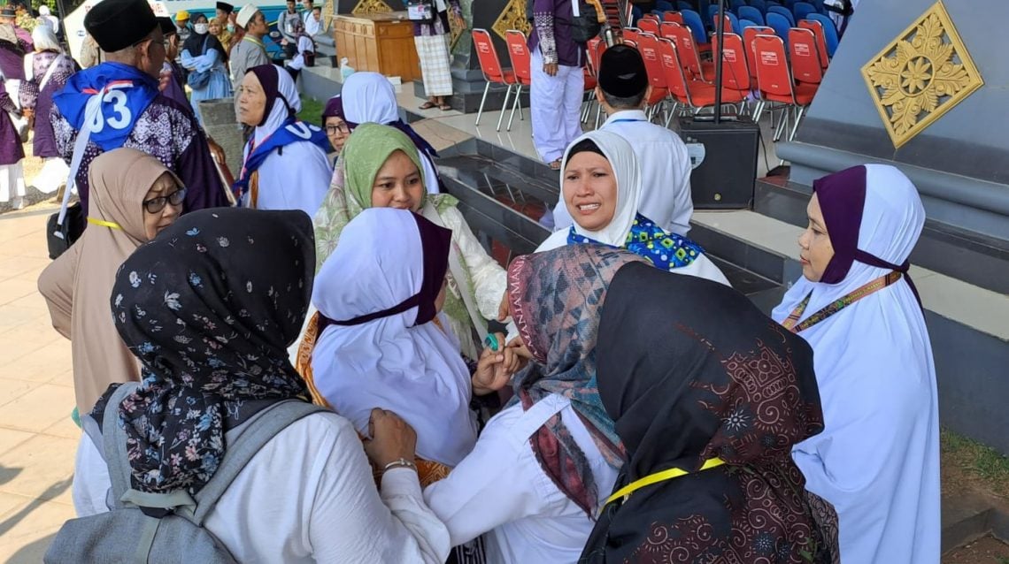 Tangis Haru Iringi Keberangkatan Jemaah Haji Tuban 1 Suasana Haru