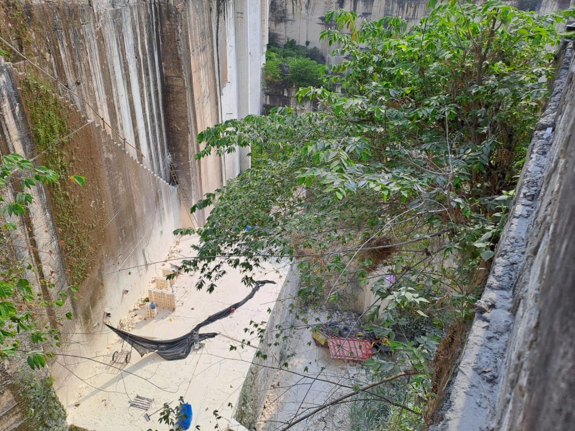 Truk Angkut dan Pengemudinya Terjun Bebas Sedalam 50 Meter di Lokasi Tambang Batu Kumbung di Tuban 1 Truk Terjun Bebas