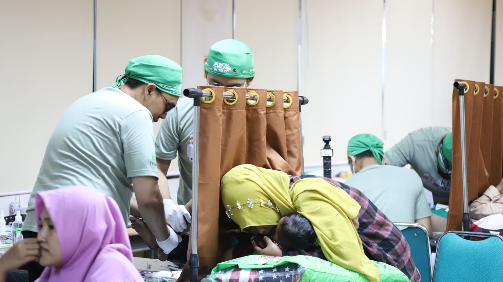Berbagi Kebaikan, Khitan Massal PT Pegadaian Kanwil XII Surabaya Diikuti Ratusan Peserta 2 khitan massal PT Pegadaian.