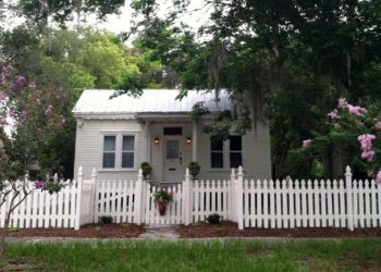 Tak Hanya Hunian ala Eropa: 5 Inspirasi Pagar Rumah Sederhana tapi Cantik dan Aesthetic Ini Buat Betah Keluarga Modern 1 Pagar rumah sederhana tapi cantik.