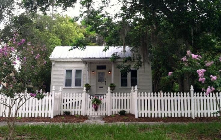 Tak Hanya Hunian ala Eropa: 5 Inspirasi Pagar Rumah Sederhana tapi Cantik dan Aesthetic Ini Buat Betah Keluarga Modern 1 Pagar rumah sederhana tapi cantik.