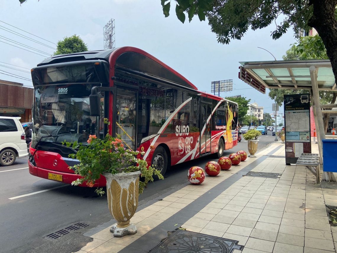 Naik Lipat Tiga, Pemkot Surabaya Klaim Penumpang Suroboyo Bus Meningkat Drastis 1 Suroboyo Bus.