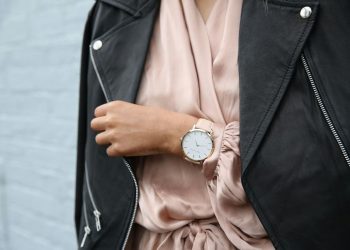 Jam tangan Naviforce.