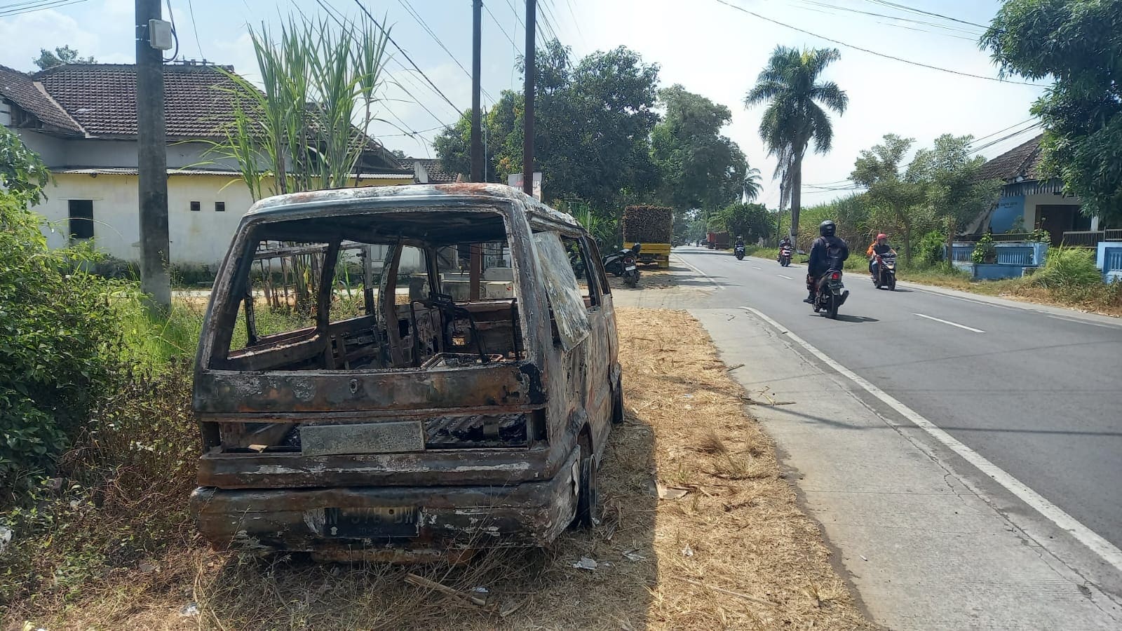 Mobil hangus di Pagelaran.