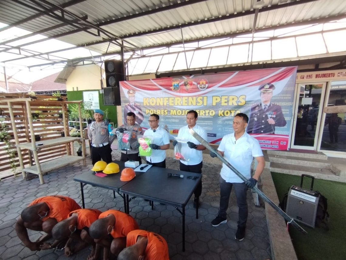 Komplotan Pencuri Tiang Besi Kabel Fiber Optik di Mojokerto Ditangkap, Modus Nyaru Jadi Petugas Resmi 1 Pencuri tiang besi.