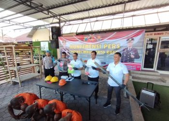 Komplotan Pencuri Tiang Besi Kabel Fiber Optik di Mojokerto Ditangkap, Modus Nyaru Jadi Petugas Resmi 1 Pencuri tiang besi.