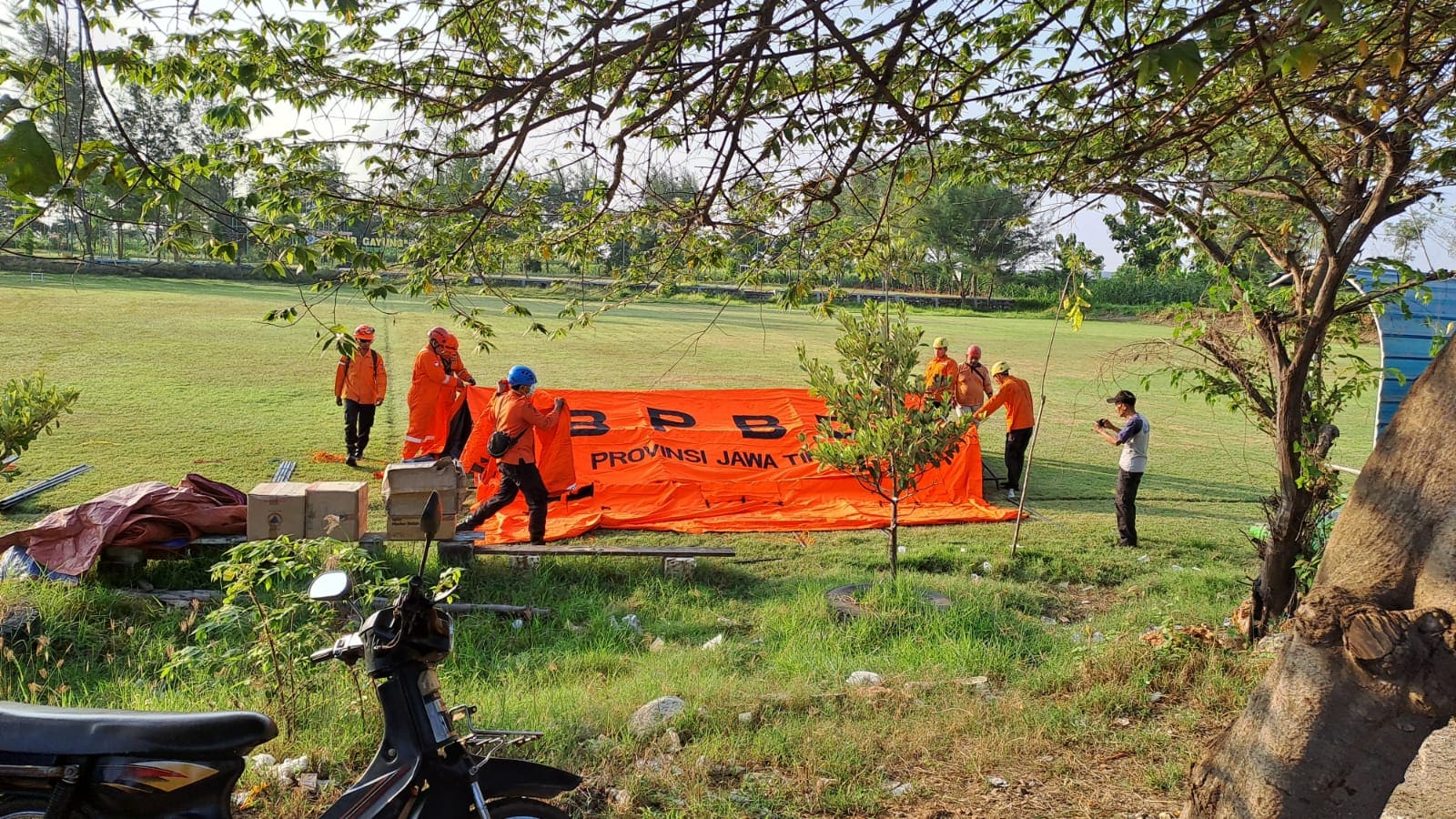 Warga TBBM Tuban ngungsi.