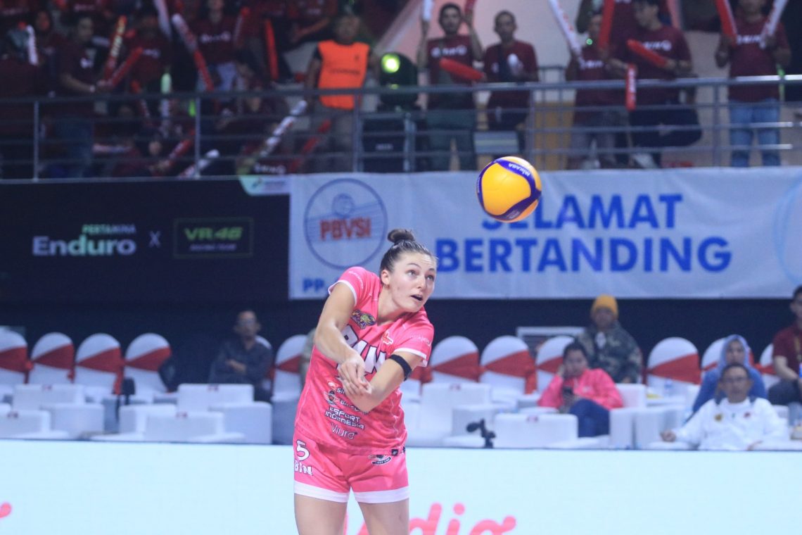 Main Lepas, Jakarta BIN Kandaskan Livin Mandiri 3 Set Langsung 5 Pemain asing Jakarta BIN, Kara Jane Bajema saat menerima bola smash dari tim Jakarta Livin Mandiri dalam lanjutan PLN Mobile Proliga 2024 yang berlangsung di GOR Ken Arok Malang, Jumat (14/06/24).(foto : Doc PLN Mobile Proliga 2024)
