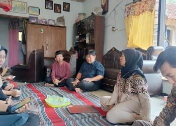 Melayat ke Rumah Duka, Wakil Rektor I dan Jajaran Unikama Sampaikan Permohonan Maaf