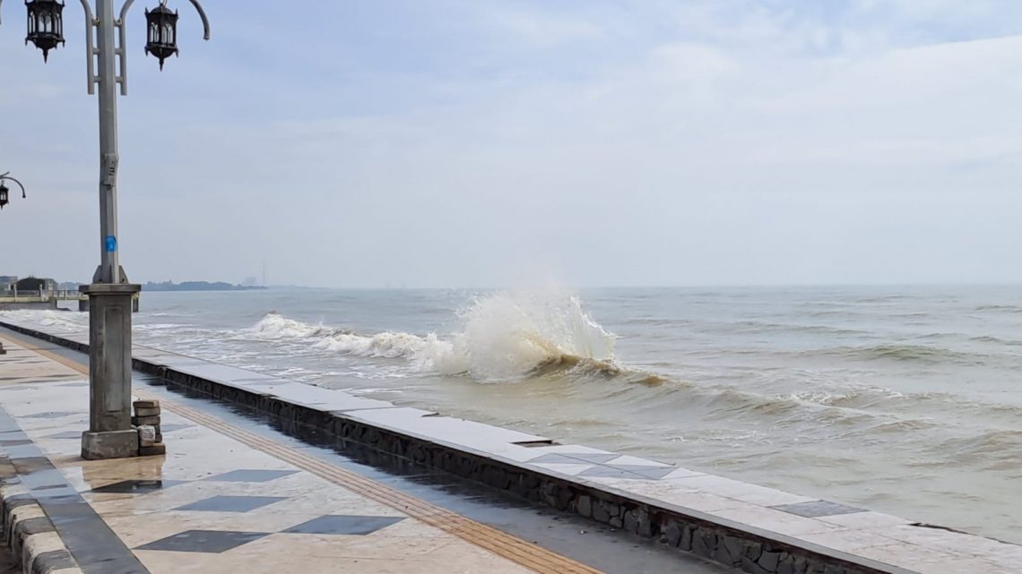 Gelombang Tinggi Laut Jawa Ancam Pesisir Tuban, Warga Diminta Waspada 5 Gelombang Tinggi laut jawa di pesisir tuban